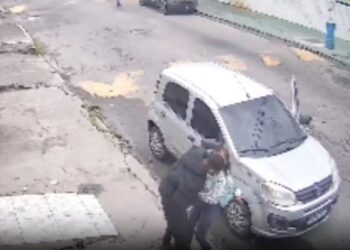 Criança implora para não ter celular roubado durante assalto em Duque de Caxias
