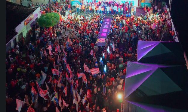 Evento de Guilherme Lopes reúne multidão em Penedo durante lançamento de candidatura