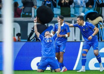 Grêmio vence Chapecoense de virada e encerra jejum no Brasileirão