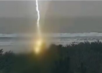 Tragédia em Santa Catarina: Mulher falece ao ser atingida por descarga elétrica na praia