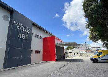 Homem é esfaqueado por dupla na Grota do Arroz em Maceió; vítima é levada ao HGE