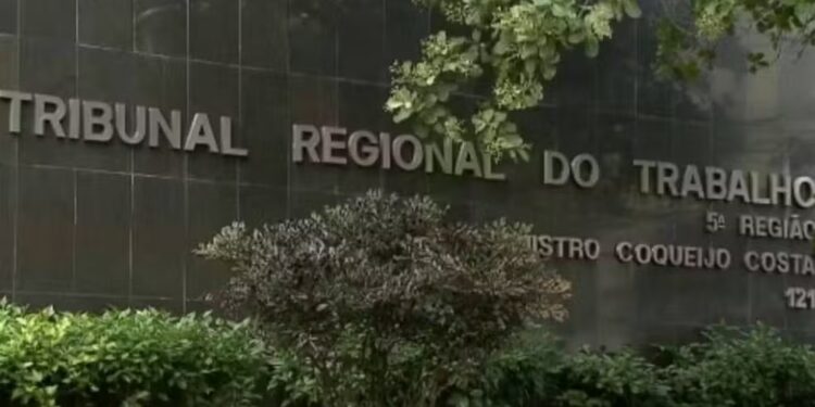 Auxiliar de buffet é dispensado por justa causa após consumo de whisky em festa de Salvador